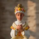 Ver imagem 2 de Imagem de Nossa Senhora de La Salete Sentada de Borracha Inquebrável - 21 cm