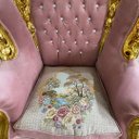 Ver mais imagens de Par de Poltronas Clássicas Rosa e Dourado a: 151cm L: 92cm P: 69cm