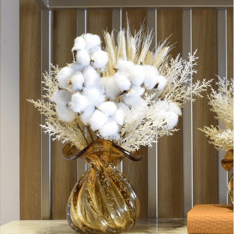 Arranjo de Flores de Algodão e Trigo Seco no Vaso Trouxinha Âmbar de Cristal 40cm | Beleza Atemporal