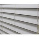 Ver imagem 5 de Persiana Horizontal Pvc 50mm Forest Branca 60 (L) X 160 (A) C/ Bandô 0,60 x 1,60 Tipo Madeira - Luxo