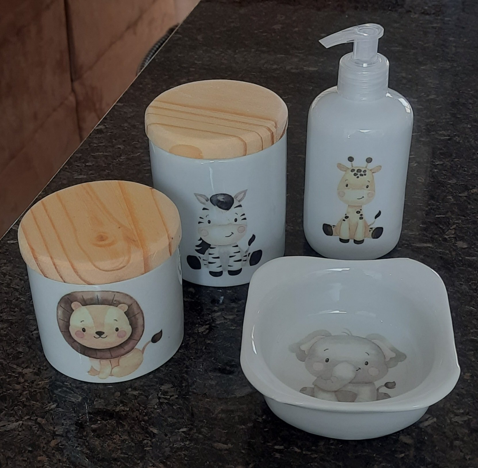 Kit Higiene Bebê Safari 4 Peças - Potes, Porta Álcool e Molhadeira Decorada - Peças Porcelana Tampas - 8