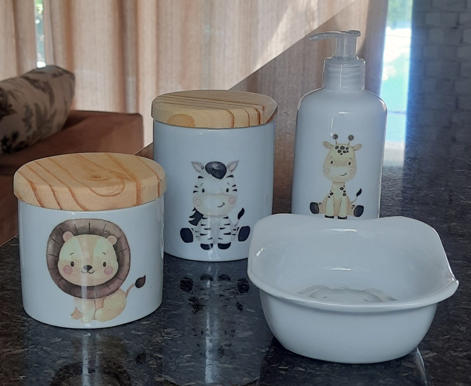 Kit Higiene Bebê Safari 4 Peças - Potes, Porta Álcool e Molhadeira Decorada - Peças Porcelana Tampas - 3