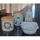 Ver imagem 3 de Kit Higiene Bebê Safari 4 Peças - Potes, Porta Álcool e Molhadeira Decorada - Peças Porcelana Tampas