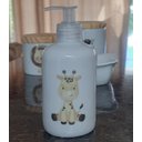 Ver imagem 4 de Kit Higiene Bebê Safari 4 Peças - Potes, Porta Álcool e Molhadeira Decorada - Peças Porcelana Tampas
