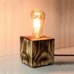 Luminária de Mesa Rústica - Abajur em Madeira Maciça Modelo Cubo - 2
