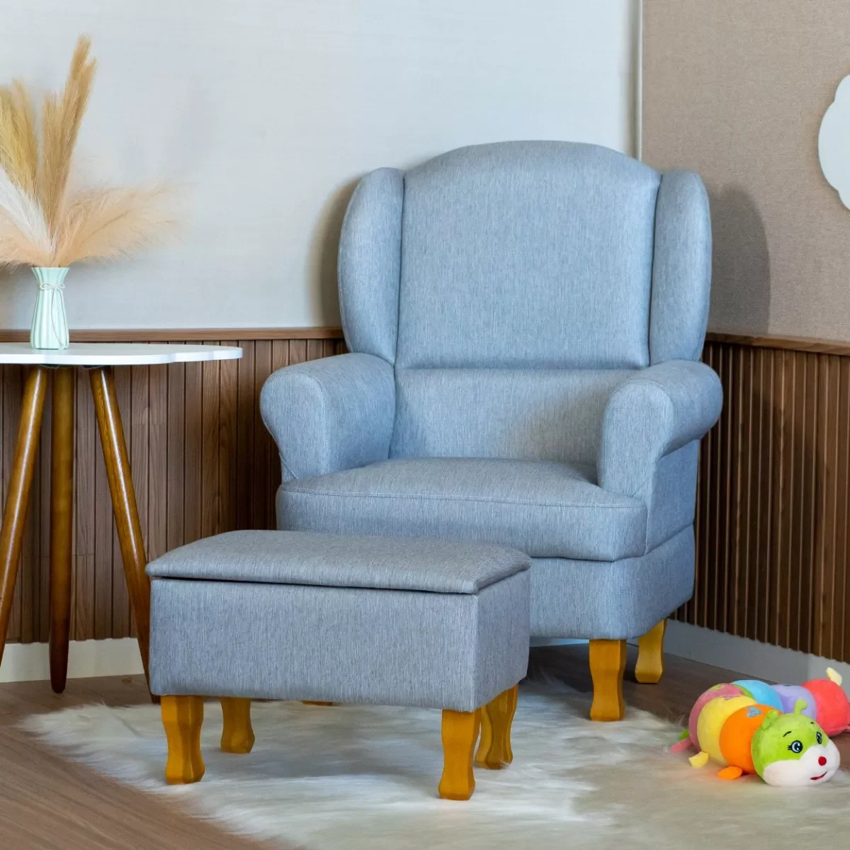 Ver imagem 1 de Poltrona de Amamentação Fixa com Pés de Madeira e Puff Baú Linho Cinza Xodó - Harmônica Móveis