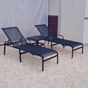 Combo: Duas Espreguiçadeiras Maresias com Mesa de Apoio Quadrada em Alumínio Preto E Tela Sling Pret