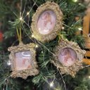 Ver imagem 5 de Kit Porta Retrato Gliter Dourado para Árvore Natal 10cm 3 Peças - Magizi