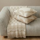 Ver imagem 1 de Kit Manta e Almofadas Decorativas para Sofá Argélia Bege - Nexta Casa
