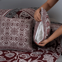 Ver imagem 6 de Kit 5 Peças Xale para Sofá 1,35x1,35m com Almofadas Cheias Dupla Face Grécia Jacquard Cor Vinho