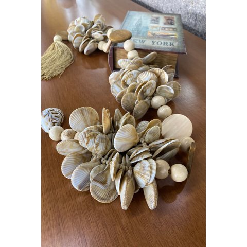 Colar de Mesa Conchas Detalhe em Madeira e Tassel Decorativo