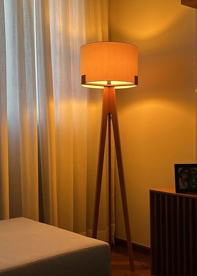 Luminária Coluna de Piso Chão Áustria em Madeira com Cupula Algodão Cru Decorativa para Sala Quarto - 2