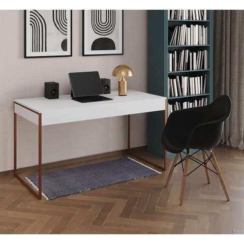 Escrivaninha Estilo Industrial Malta Branca 137x53cm Base Cobre com 1 Poltrona Preta Eam Marrom