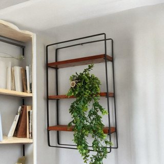 Quadro Decorativo Nicho Prateleira com Design Industrial em Ferro e Tábua Pinus Envernizada