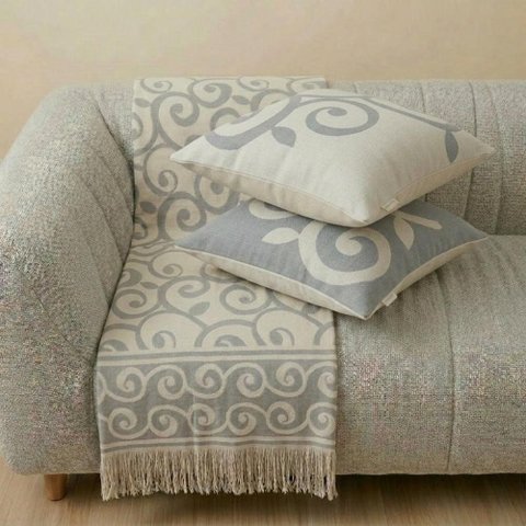 Kit Manta e Almofadas Decorativas para Sofá Arabesque Azul Nevoa - Nexta Casa