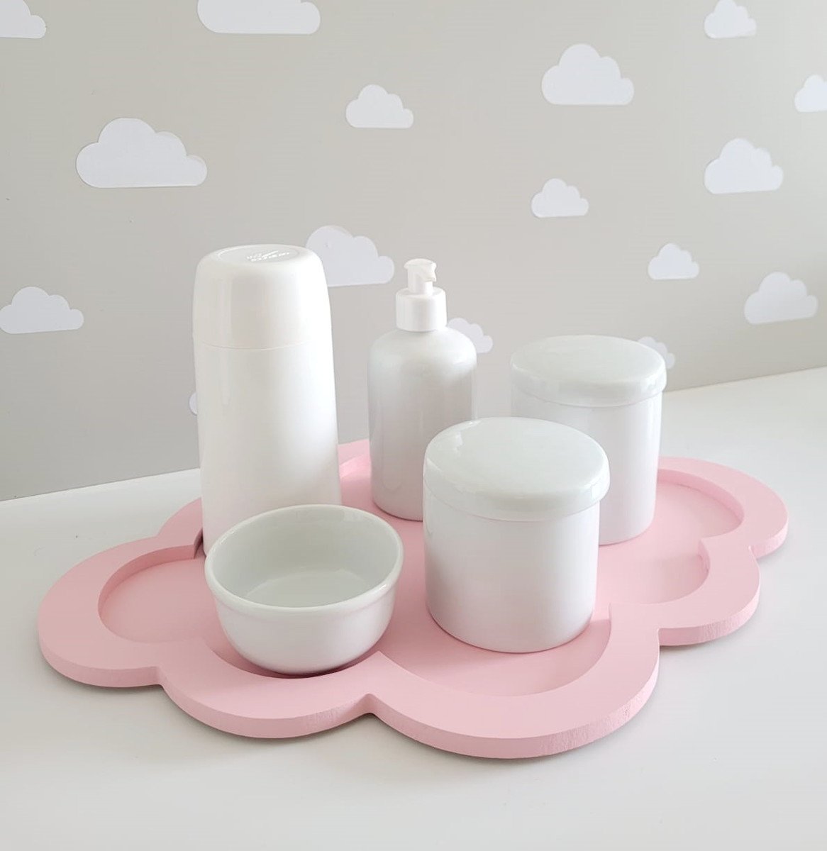 Kit Higiene Porcelana Bebê + Bandeja Nuvem Rosa.