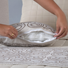 Kit 5 Peças Peseira Casal Padrão e Queen com Almofadas Cheias Dupla Face Grécia Jacquard Cor Caqui - 5