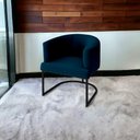 Ver imagem 3 de Poltrona Decorativa Arredondada Emi Base de Ferro Preto Fosco em Veludo Azul Estofama