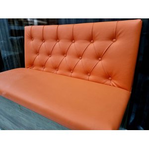 Poltrona Booth Laranja Base Amadeirada 1.10m sem Baú o Rei Das Poltronas