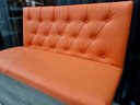 Ver imagem 1 de Poltrona Booth Laranja Base Amadeirada 1.10m sem Baú o Rei Das Poltronas