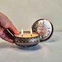 Ver imagem 2 de Vela Aromática Premium em Lata Decorada 220g