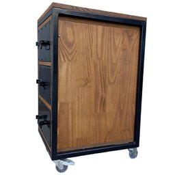 Mesa de Cabeceira Gaveteiro Modelo Cubo Industrial - Ferro e Madeira - com 3 Gavetas e 4 Rodízios - 6