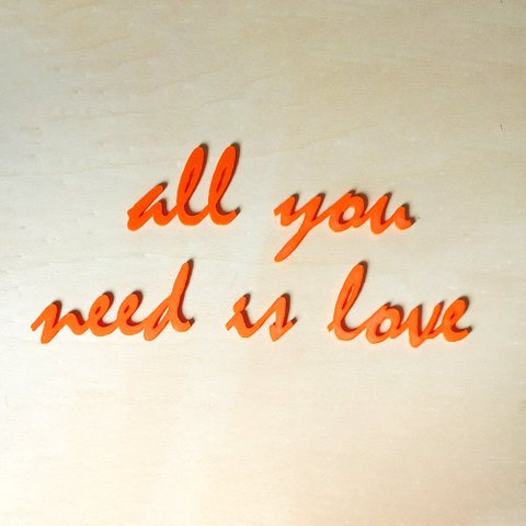 Adorno De Parede All You Need Is Love - Quadro / Frase 70cm comprimento - Toque 3D: Laranja