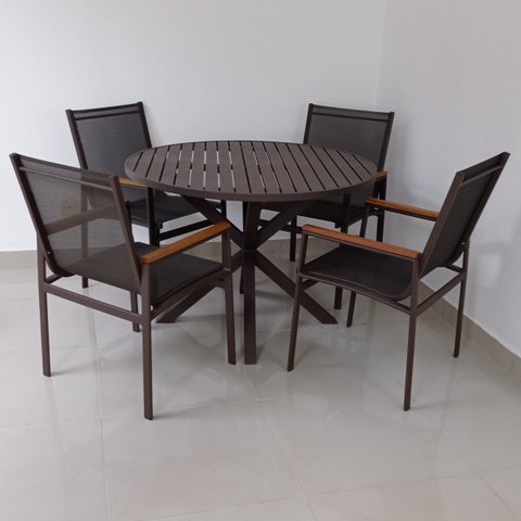 Conjunto - Mesa Redonda com 1,00m de diâmetro com pé em X com Quatro Cadeiras com Búzios com Aplicaç