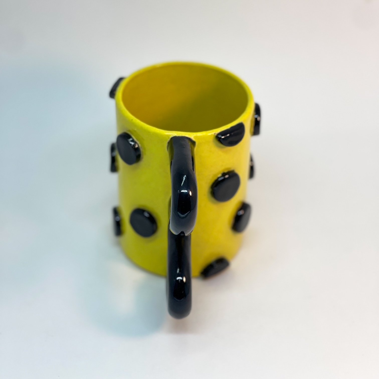 Caneca Feita a Mão Yayoi Kusama Amarela e Preta - 3