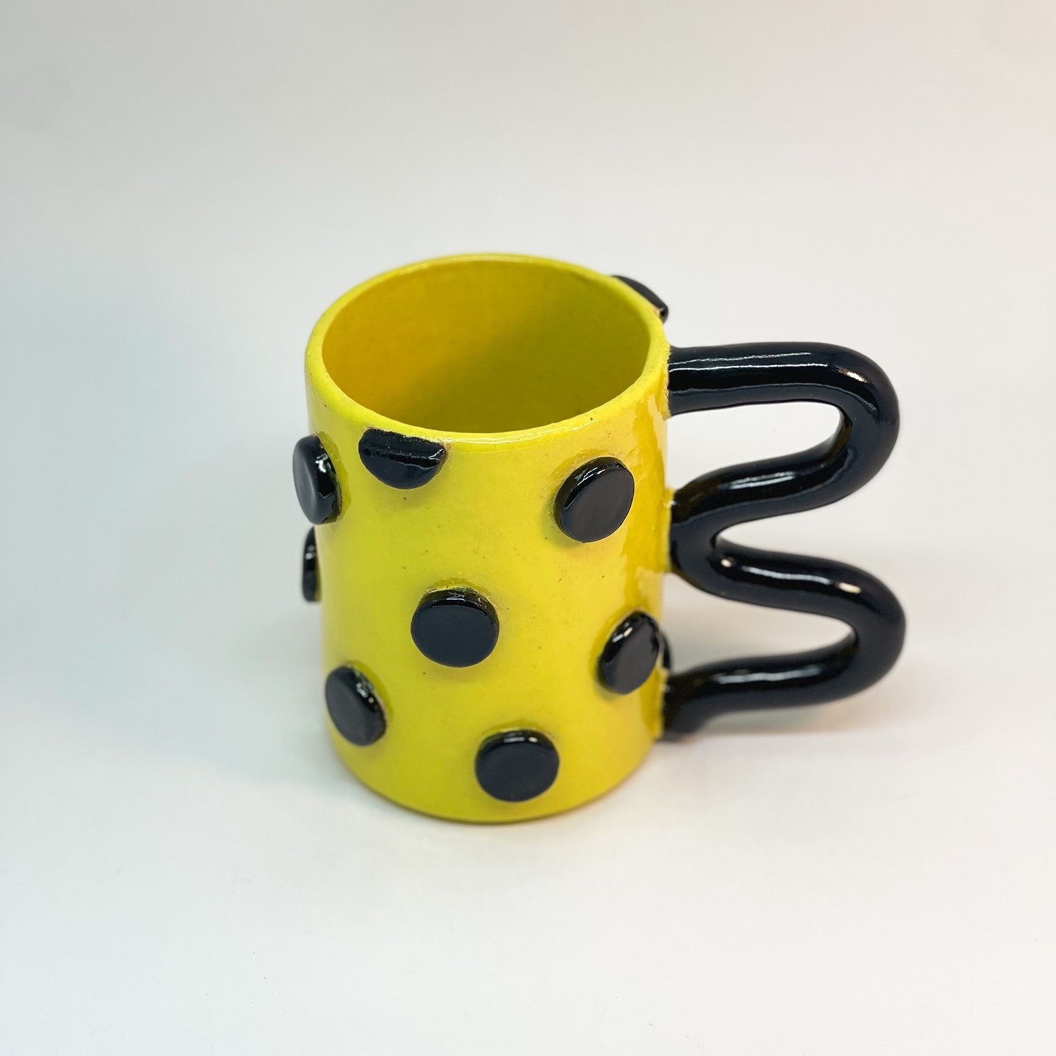 Caneca Feita a Mão Yayoi Kusama Amarela e Preta - 2