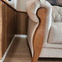 Ver imagem 2 de Kit 2 Poltronas Capitonê com Detalhe em Madeira Nobre Linho Bege Adhara Larbelle