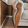 Kit 2 Poltronas Capitonê com Detalhe em Madeira Nobre Linho Bege Adhara Larbelle - 2