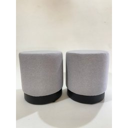 Kit 2 Puffs Redondo Estofado, Tecido Cinza, com Detalhe Preto, Decorar Sala Moveis - 1