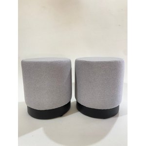 Kit 2 Puffs Redondo Estofado, Tecido Cinza, com Detalhe Preto, Decorar Sala Moveis