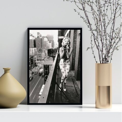 Quadro Marilyn Monroe com Câmera Fotográfica 33x24cm:moldura Branca