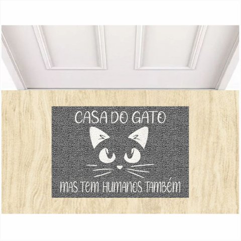 Tapete Casa do Gato Mas Tem Humanos Aqui Também 60x40 Cm.:cinza