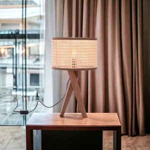 Luminária para Mesa Lateral ou Escritório Cúpula Palha Indiana Trabalhada Tripés de Madeira Maciça