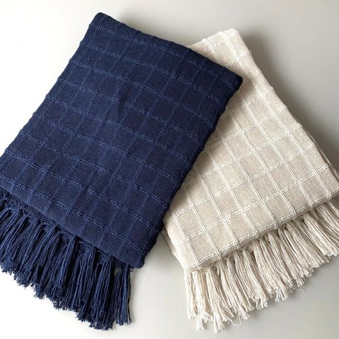 Kit 2 Mantas Xale para Sofá e Peseira de Cama Azul Marinho e Cru Xale 1,20x1,80 M Artesanato Mineiro