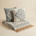 Ver imagem 4 de Kit Manta e Almofadas Decorativas para Sofá Montreal Azul Nevoa - Nexta Casa