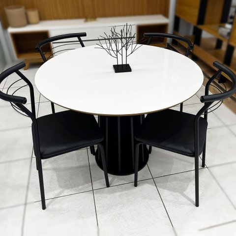 Mesa Jantar Redonda 105cm Mdf com 4 Cadeiras Estrutura Aço Cor:off White e Preto