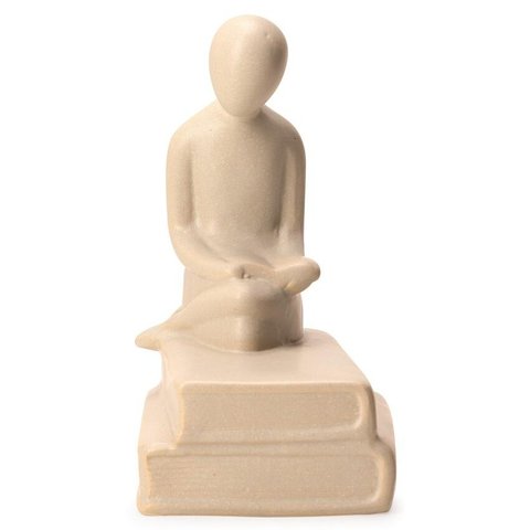 Escultura Pessoa Lendo Livro em Ceramica Cinza