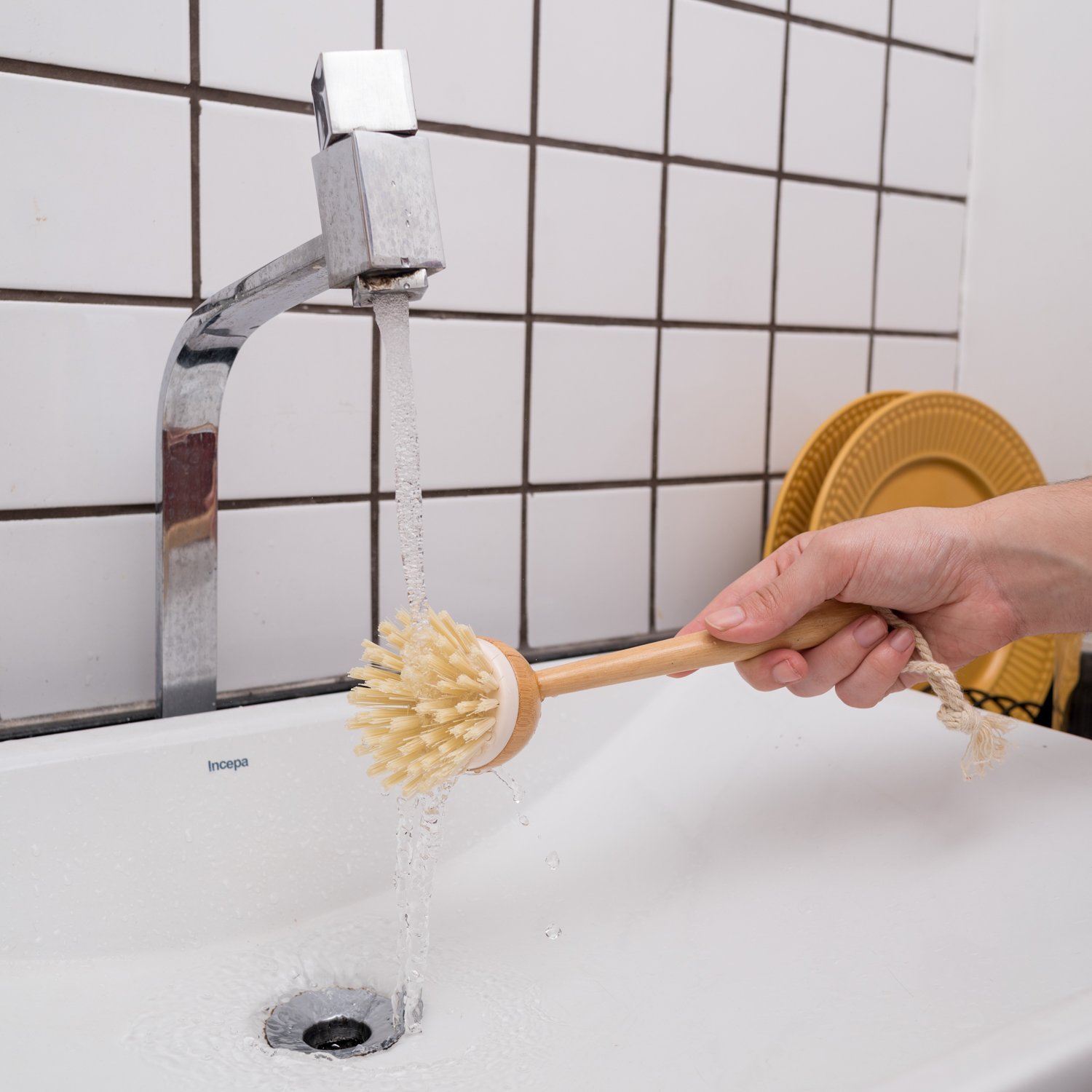 Escova de limpeza redonda com cabo longo de bambu - Oikos - 4