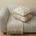 Ver imagem 1 de Kit Manta e Almofadas Decorativas para Sofá Arabesque Bege - Nexta Casa