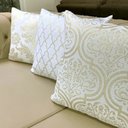Ver imagem 4 de Kit 4 Capas de Almofadas Luxo Composê Adamascado e Listrado Branco e Dourado 45x45cm Sua Casa Decor