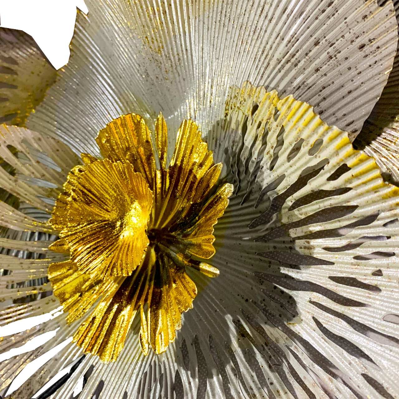 Escultura de Parede Flores em Metal Dourado com Branco - 3