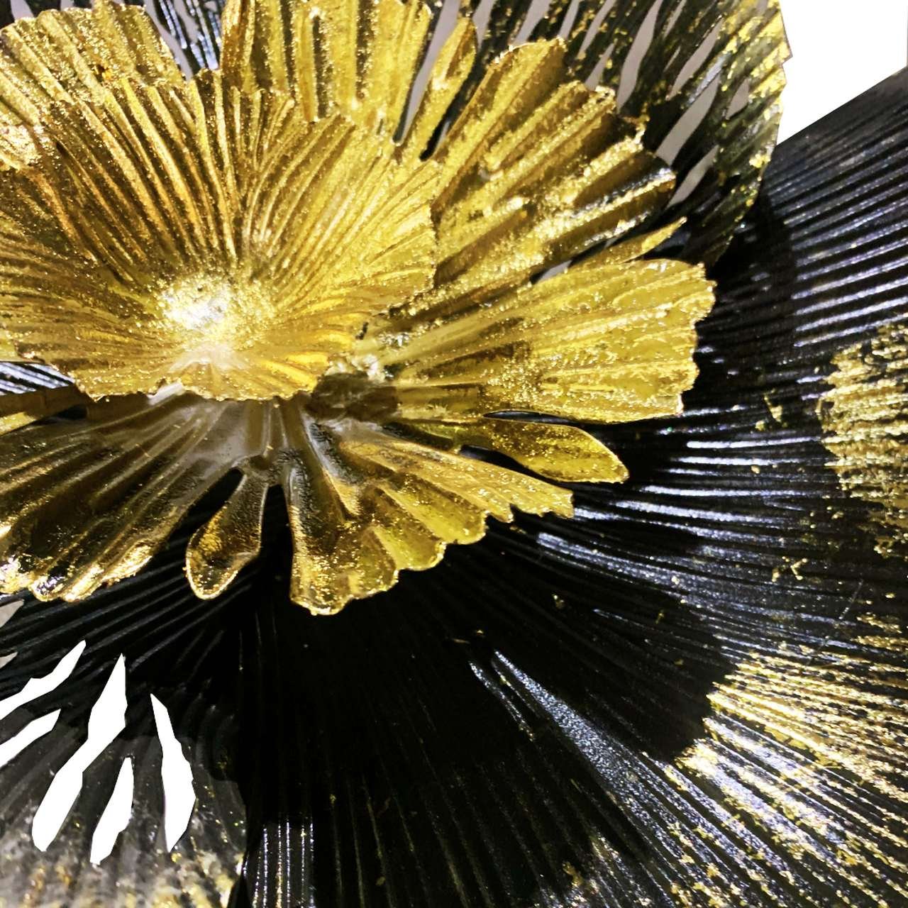Escultura de Parede Flores em Metal Dourado com Branco - 4