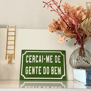 Placa Decorativa Esmaltada - Cercai-me de Gente do Bem - Casa Toco