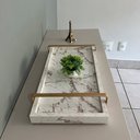 Ver imagem 3 de Bandeja Decorativa para Servir Branco Gold Marmorizado com Alça Dourada
