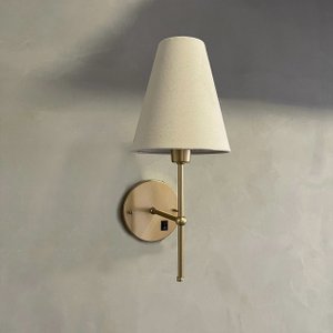 Arandela Luminaria de Parede Dormitorio Dourado com Interruptor Cupula Bege Tecido Algodao Bivolt