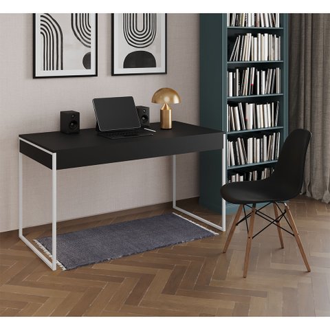 Mesa de Escritório Industrial Malta Preta 137x53cm Base Ferro Branco com 1 Cadeira Preta Eames Eiffe